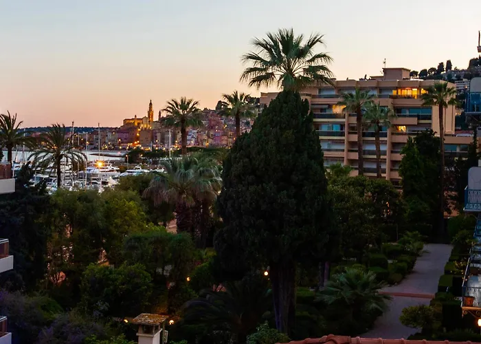 Vue Proche Et Gare Menton